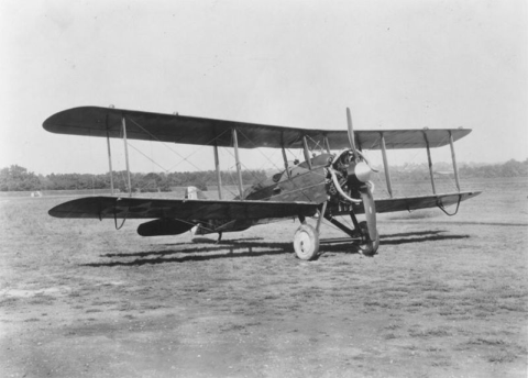 Az Airco DH.4 egy az első világháborúban kifejlesztett brit kétfedeles, kétüléses könnyűbombázó volt,\\ a kép forrása:[[http://en.wikipedia.org/wiki/Airco_DH.4|Wikipedia]]