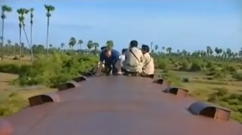 Trainsurfing Kabodzsában, a kép a lenti filmből származik