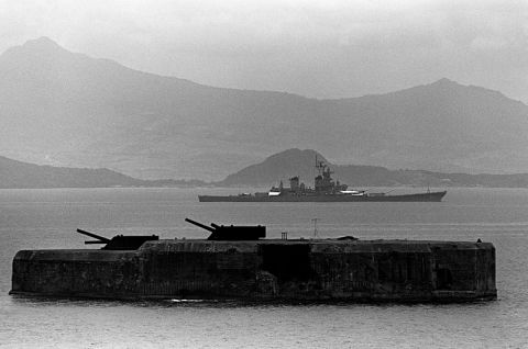 Az erődítmény 1983-ban, a háttérben USS New Jersey-vel, forrás: taringa.net