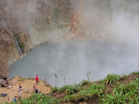 Forrongó-tó, kép: [[http://searchdominica.com/travel/dominica-boiling-lake/|searchdominica.com]] 