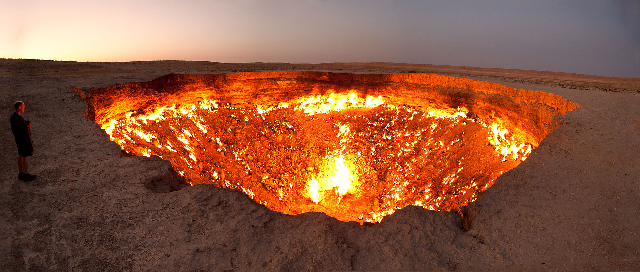 ajtó a pokolba, fotó: [[http://en.wikipedia.org/wiki/File:Darvasa_gas_crater_panorama.jpg|Wikipedia]]