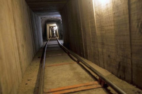 egy határ alatti csempészalagút, fa szerkezettel és elektromos csille-rendszerrel fotó: Alex Cossio/Associated Press egy határ alatti csempészalagút, fa szerkezettel és elektromos csille-rendszerrel fotó: Alex Cossio/Associated Press