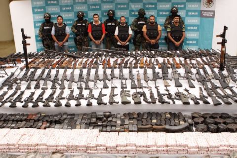 A Los Zetas egyik vezérétől lefoglalt drog és fegyverek. Fotó: drugwar101.com A Los Zetas egyik vezérétől lefoglalt drog és fegyverek. Fotó: drugwar101.com
