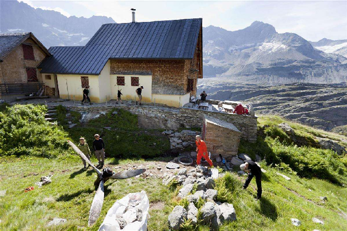 A Gauli-hütte, és mellette a Dakota légcsavarja, fotó: blick.ch