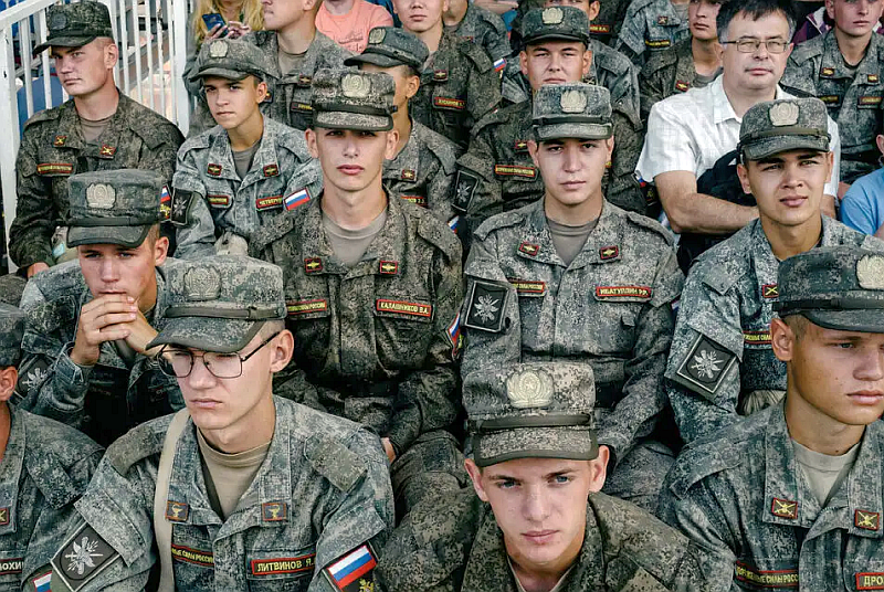 John Ratcliffe, a CIA igazgatója, nemrégiben sokkoló adatot osztott meg a Pennsylvania Védelmi és Innovációs Csúcstalálkozón: **Az Ukrajnába érkező megszálló orosz katonák átlagos túlélési ideje a frontvonalon mindössze 20-30 perc.**   Fotó: New York Times / Nanna Heitmann
