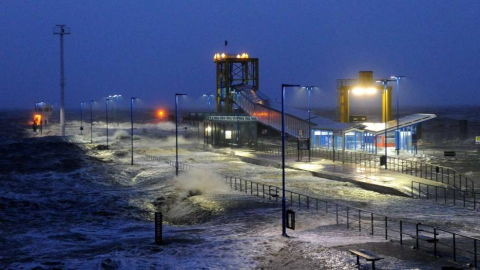 2013.12.05. hullámok csapnak át a dagebüll-i komp terminálon (Schleswig-Holstein), fotó: Bild