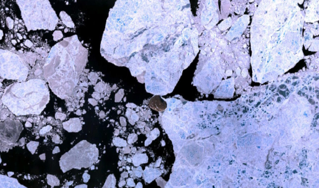 A jégtábák által körülölelt Hans sziget; fecskét és bikinit nem kell csomagolni az útra. Fotó: NASA 