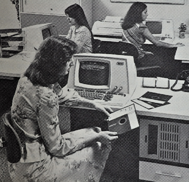 a 8 collos floppy a hozzá tartozó számítógéppel, a fotó pedig fekete-fehér és forrása: shekinahfellowship.blogspot.de a 8 collos floppy a hozzá tartozó számítógéppel, a fotó pedig fekete-fehér és forrása: shekinahfellowship.blogspot.de
