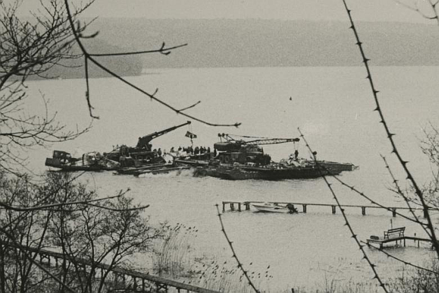a roncsok kiemelése a Stößensee-ből, fotó: Allied Museum / BRIXMISov.net 