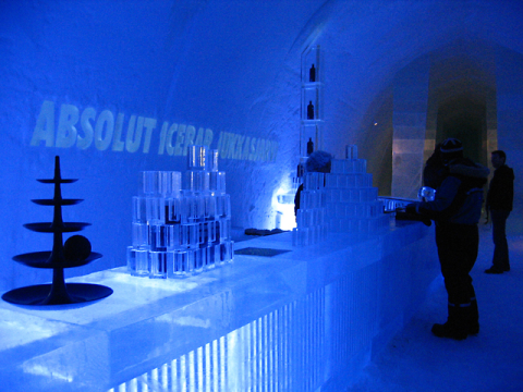 Ice-bar 2011, fotó: [[http://trip.worldtravellist.com/2011/04/a-hotel-built-of-ice-and-snow-yes-its-the-original-ice-hotel-in-sweden/|trip.worldtravellist.com]]