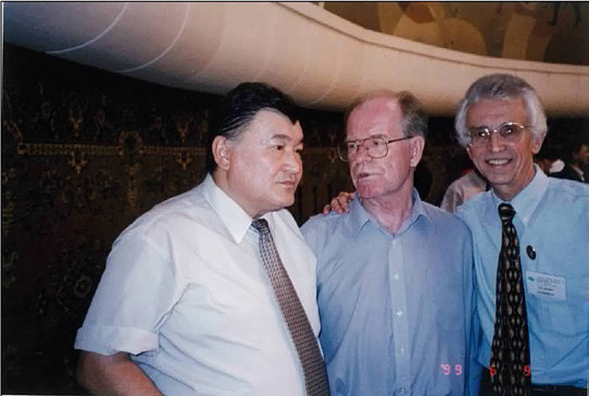 Kairat Kadirzhanov, Radi Ilkajev és Siegfried S. Hecker közösen egy fotón, 1999-ben Almaty-ban Kairat Kadirzhanov, Radi Ilkajev és Siegfried S. Hecker közösen egy fotón, 1999-ben Almaty-ban