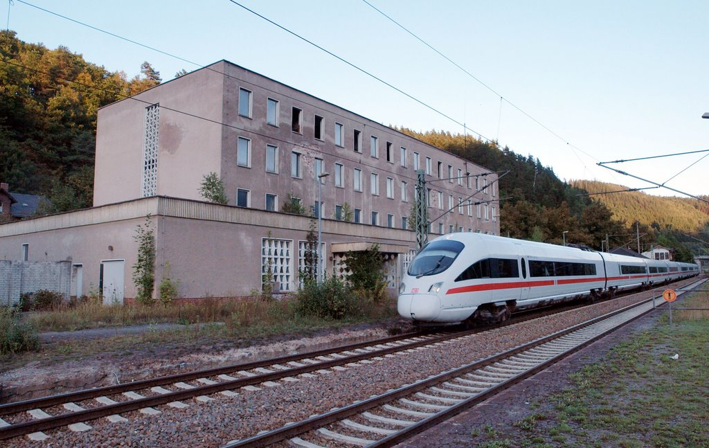 Az ICE a lebontásra ítélt épület előtt, forrás: DDR-geheim - Der Grenzbahnhof Probstzella