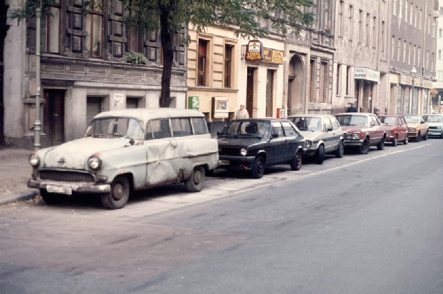 utcakép a nyolcvanas évekből az Opellel, ami azóta sem fiatalodott; fotó: Hanns-Lüdecke Rodewald utcakép a nyolcvanas évekből az Opellel, ami azóta sem fiatalodott; fotó: Hanns-Lüdecke Rodewald