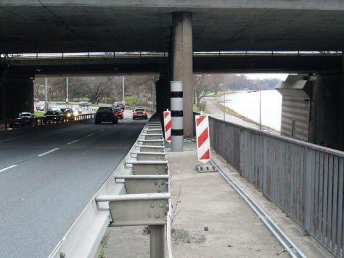 Valami oszlopnak álcázva