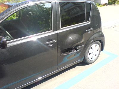 Az autó oldalába (!) rejtve