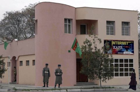 Az utód (itt feljebb van a neve) által megnyitott első internet kávézó Ashgabat-ban. Szoros őrizet alatt. Fotó: theguardian