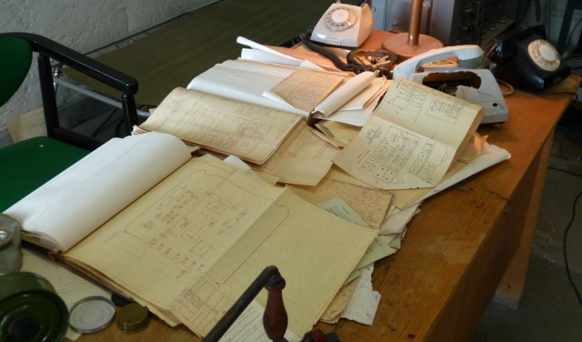 egy láncdohányos KGB alkalmazott asztala, kép: Atlasobscura 