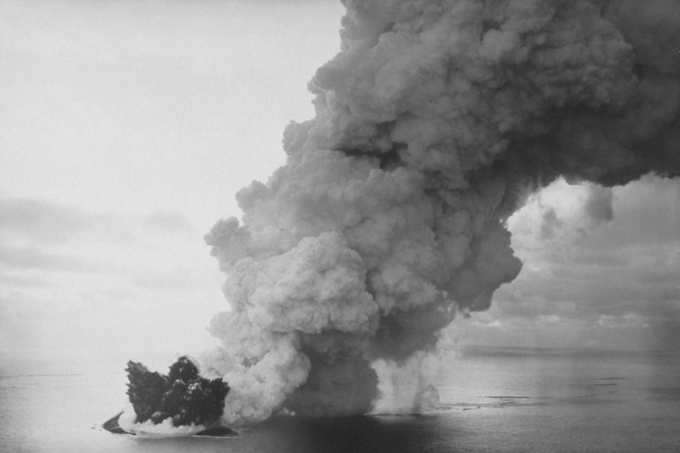 Surtsey születése 1963-ban, fotó: NOAA Surtsey születése 1963-ban, fotó: NOAA