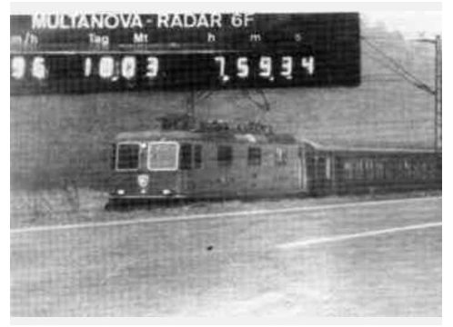 A szomszéd vágányon futó vonat vezetőjét buktatja le 96 km / h-s sebességnél A szomszéd vágányon futó vonat vezetőjét buktatja le 96 km / h-s sebességnél